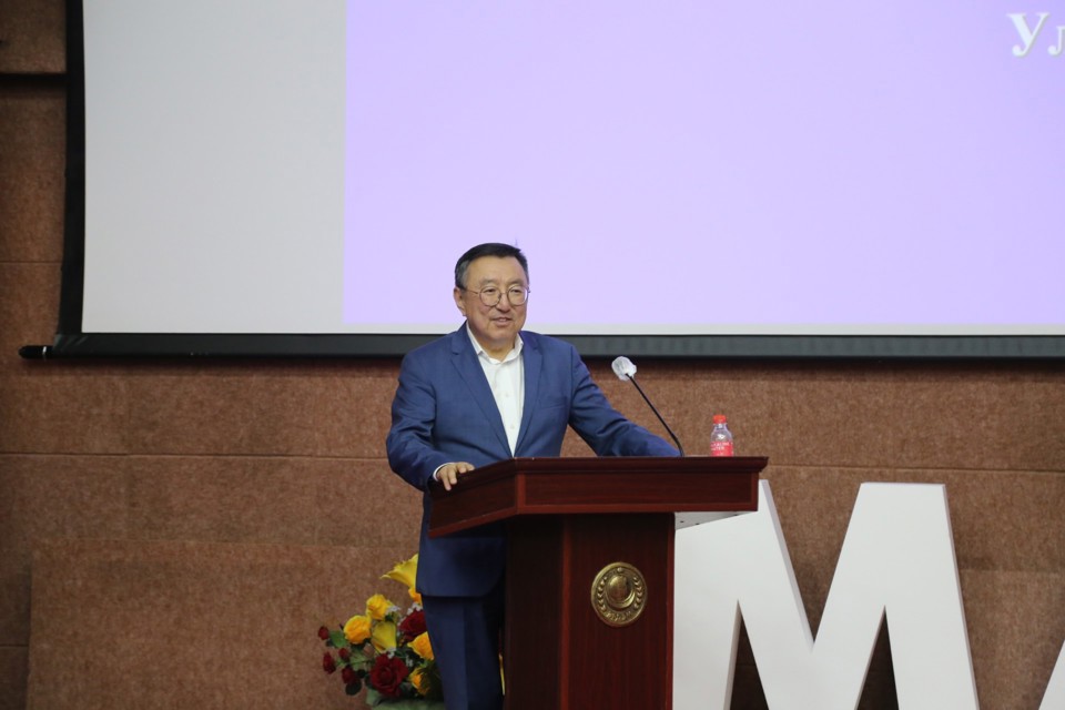 Буриад улсын эрдэмтэн анагаахын шинжлэх ухааны  докторын зэрэг хамгаалав.