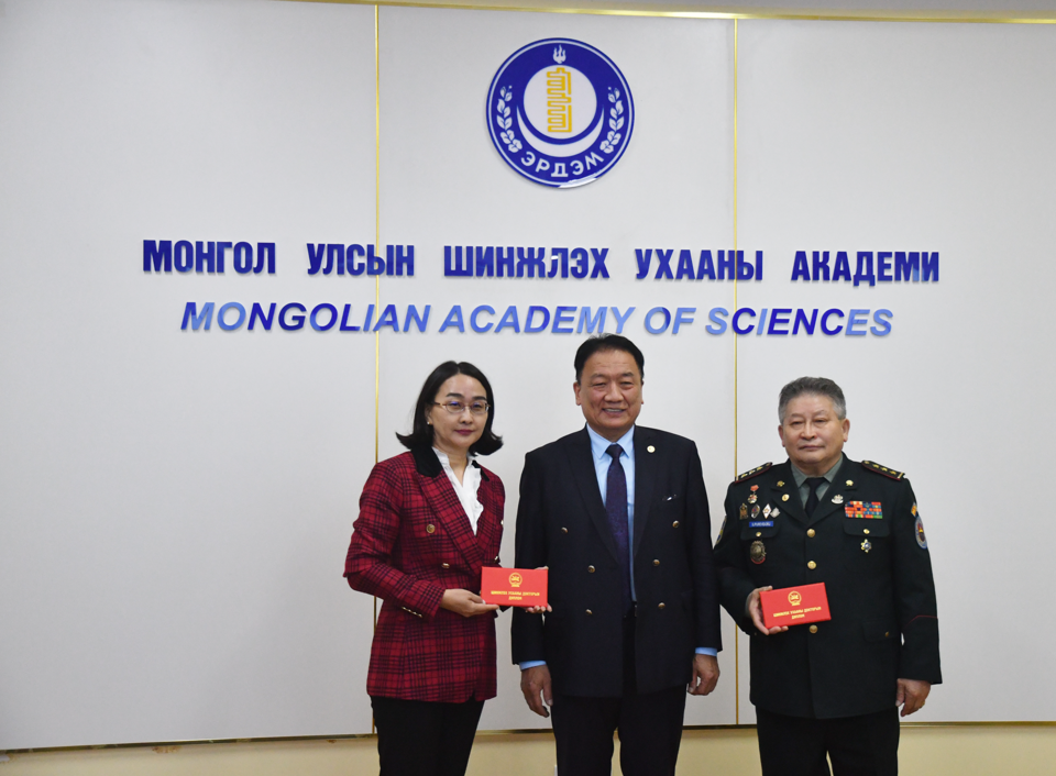  Шинжлэх ухааны докторын зэрэг хамгаалав.